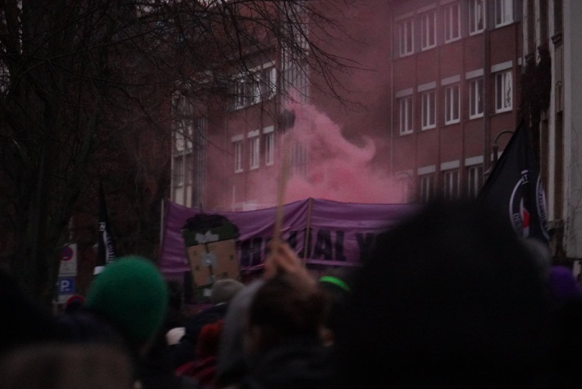 Die Demonstration läuft nun weiter. #Dessau #De0701 #OuryJalloh