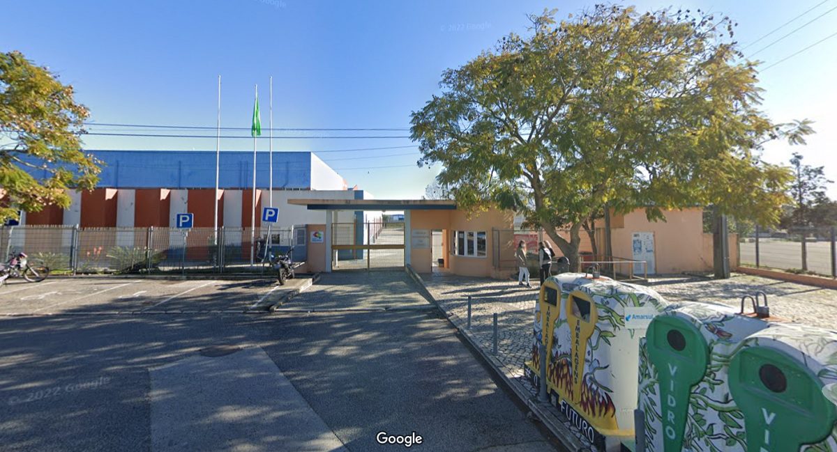 DiariodoDistrit's tweet image. Cordão humano em protesto no Agrupamento de Escolas da Moita dlvr.it/SgWtKd #Moita #AgrupamentodeEscolasdaMoita #Cordãohumano