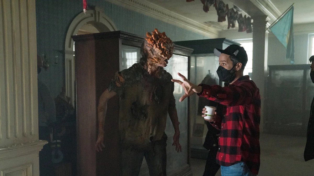Oyun yönetmeni Neil Druckmann’ın #TheLastOfUs dizisinin setindeyken fotoğrafı