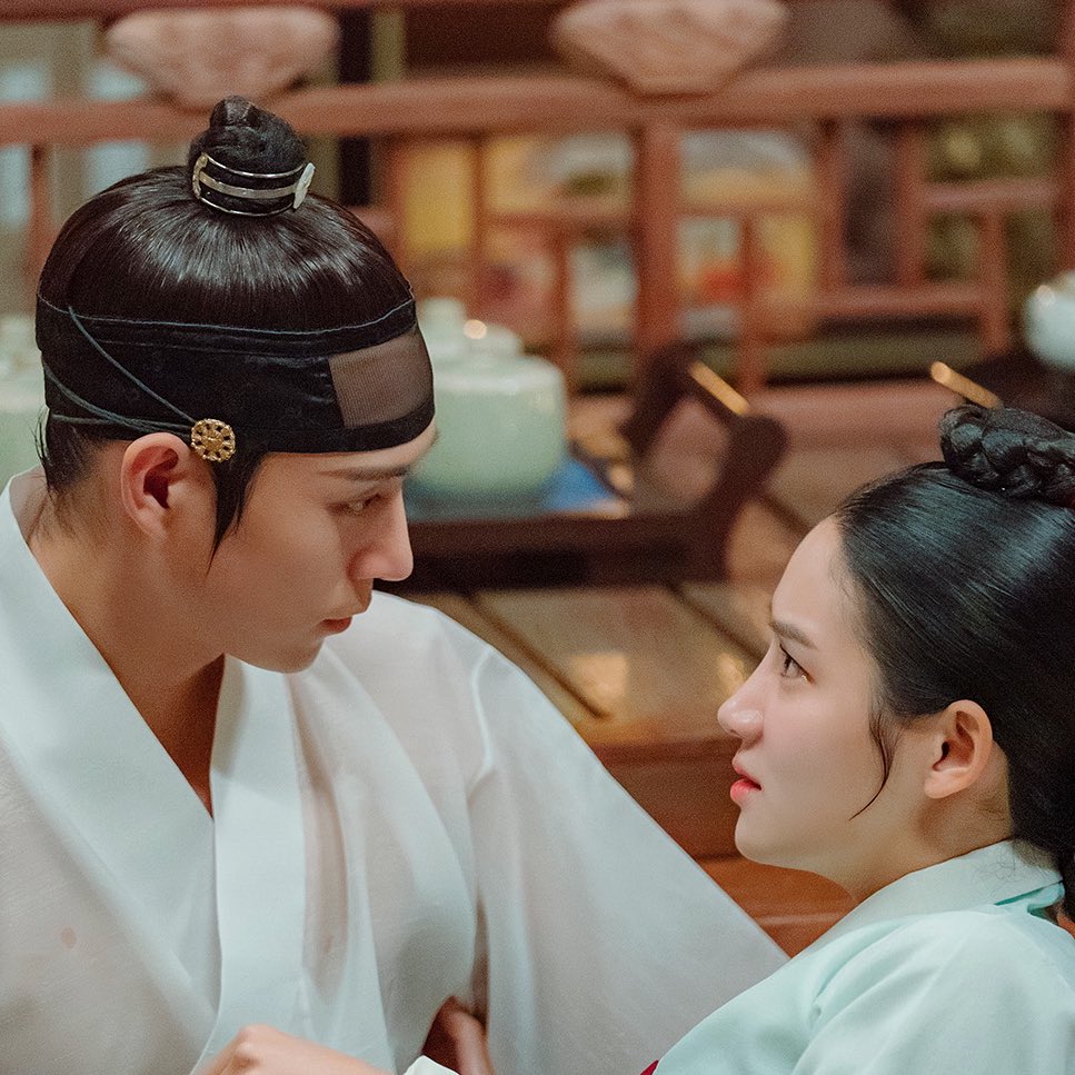 heedo817's tweet photo. @mbcdrama_pre 2023 #금혼령 8회 본방사수.ᐟ.ᐟ

'나의 정인이 되어주겠느냐?'는 헌이 보면서  응, 정인할게 당장할게.. <<이 말 안 할 수가 없어요
당연함, 헌이 얼굴이 서사고 이유임.

헌이가 소랑사랑max라면 저는 금혼령사랑max여요, 그냥 하루가 금혼령 그 잡채
이런 저에게 헌소랑 폴라로이드 제발 plz.. https://t.co/iuU4XWvgny