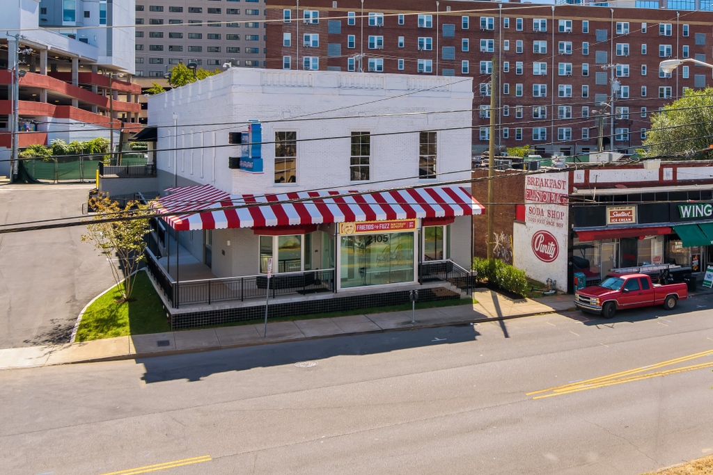 EPSodaShop's tweet photo. Today's Specials:
-Main: Catfish
-Soup: White Bean Chicken Chili
-Veg: White beans
-Pie: Fudge, Tennessee Waltz, Whit Choc. Cranberry, Apple, Cherry, Chess, Choc. Chess, Pecan, Choc. & Coconut meringue
#epsodashop #nashville #meatandthree #nashvillediner #southerncooking https://t.co/kZiKuVwGEc
