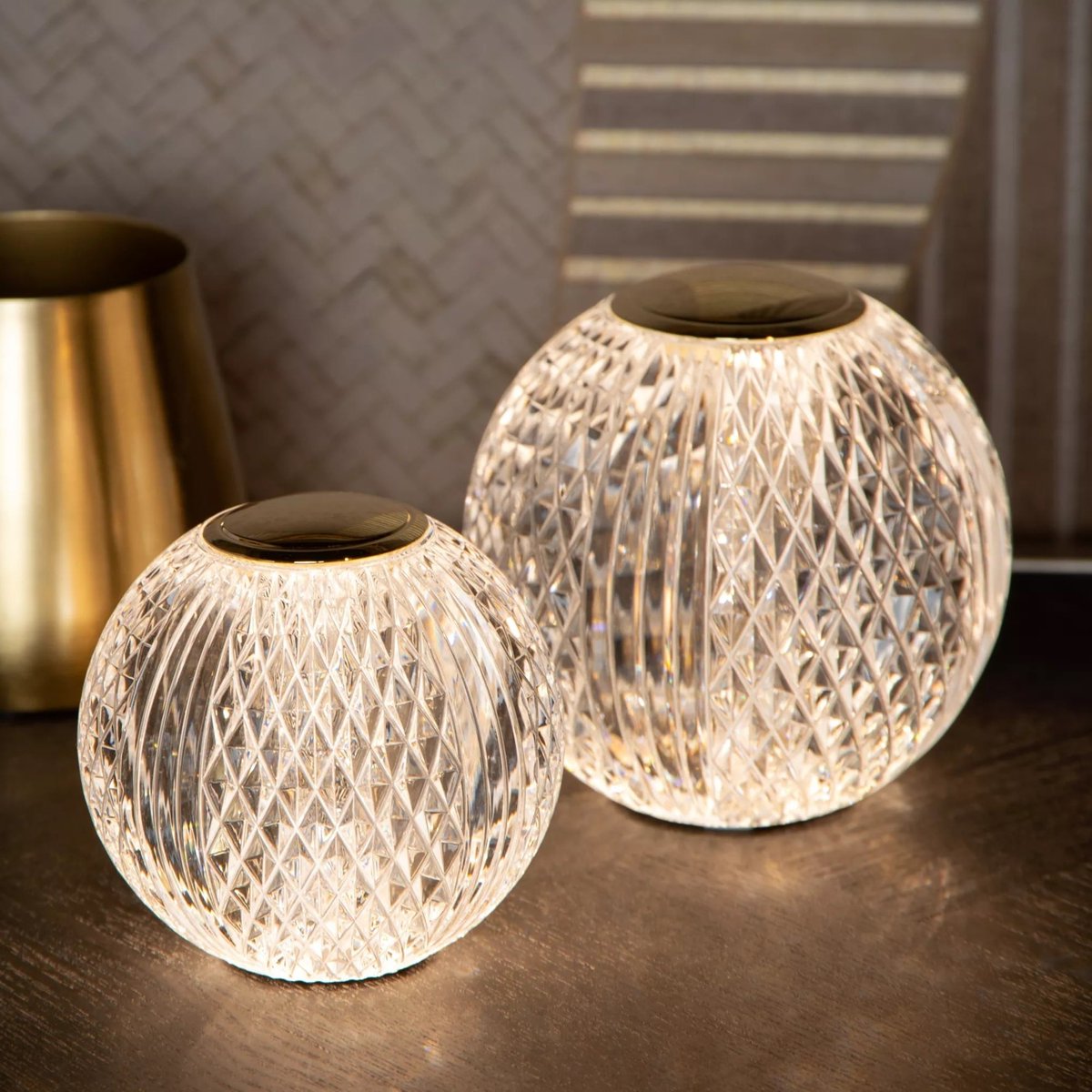 Oplaadbare tafellamp Cintra, verkrijgbaar in 2 maten. Ook te zien in onze showroom.
designlamp.nl/search/cintra/