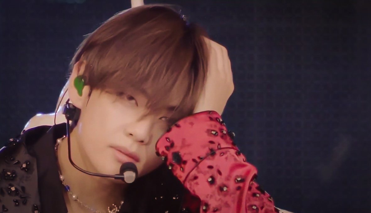 95SCONCERT's tweet photo. Singularity taehyung will always be iconic https://t.co/LxRYWS3UT5