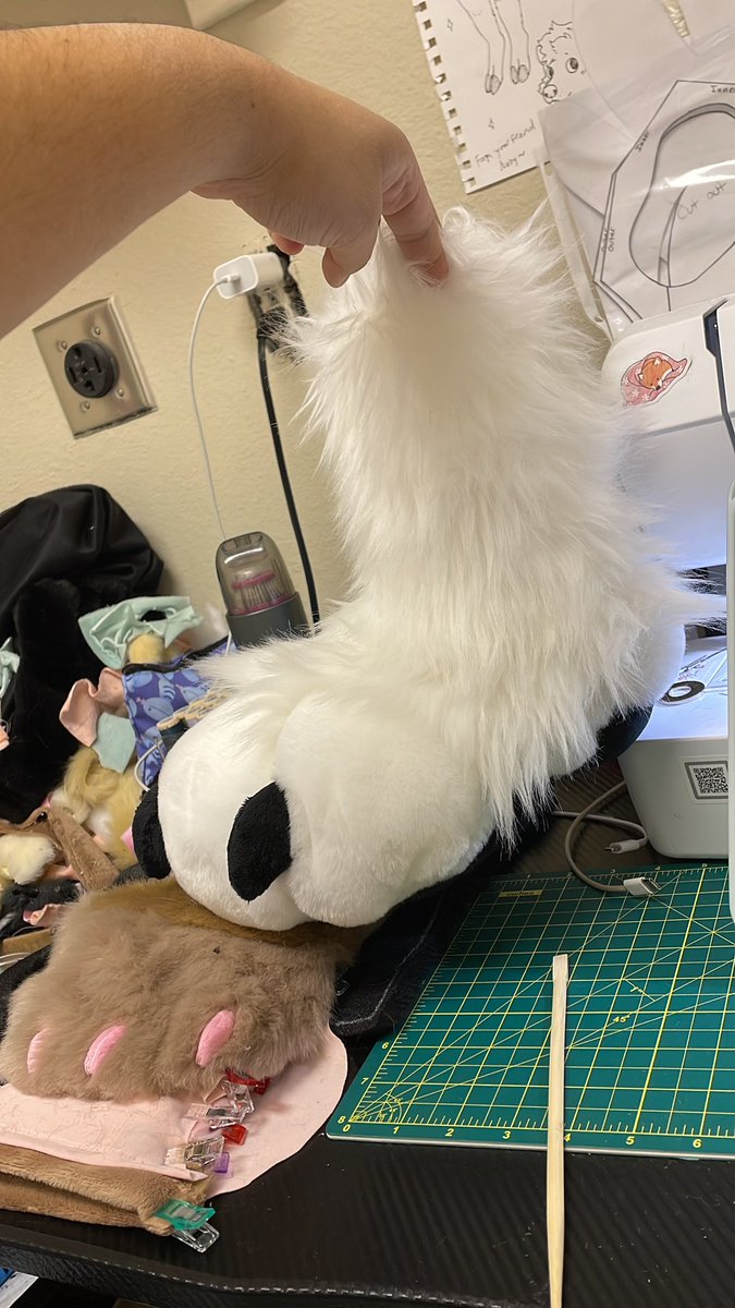 Breezyakita's tweet photo. 🌈Birthday Raffle!🌈
Prize: Any fursuit part I’ve made!

Thank you all so much for 1,000 followers! Really appreciate you all interacting and commissioning me 💕🐕

Free US shipping, if you are international you may need to pay the brokerage fee

How to enter below: https://t.co/thZg5K4Wdk