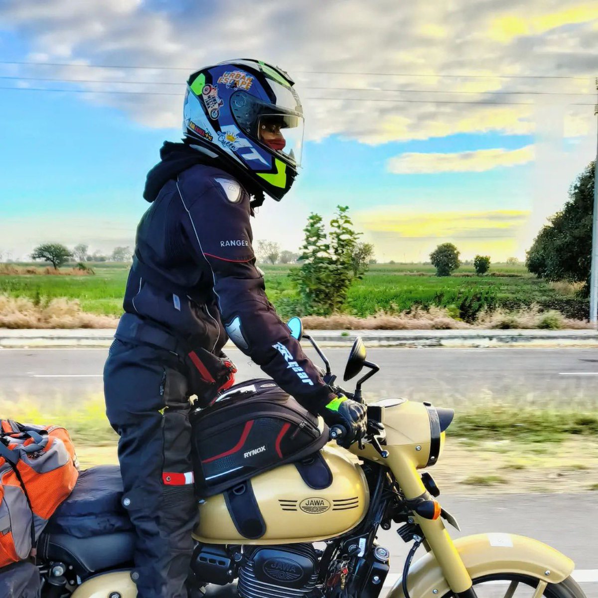 reach_anupam's tweet photo. 3200km in 7 days… what a fantastic way to end the year, @jawagirl_surabhi ! Here’s to many more adventures with your #jawamotorcycles in the years to come 🤘🏽

#JawaMotorcycles #womenpower #ridergirl #jawakhaki #brave&amp;bold https://t.co/BJQM0PPBy8