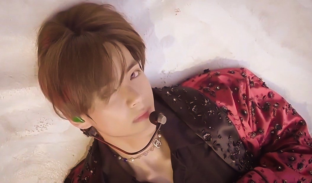 95SCONCERT's tweet photo. Singularity taehyung will always be iconic https://t.co/LxRYWS3UT5