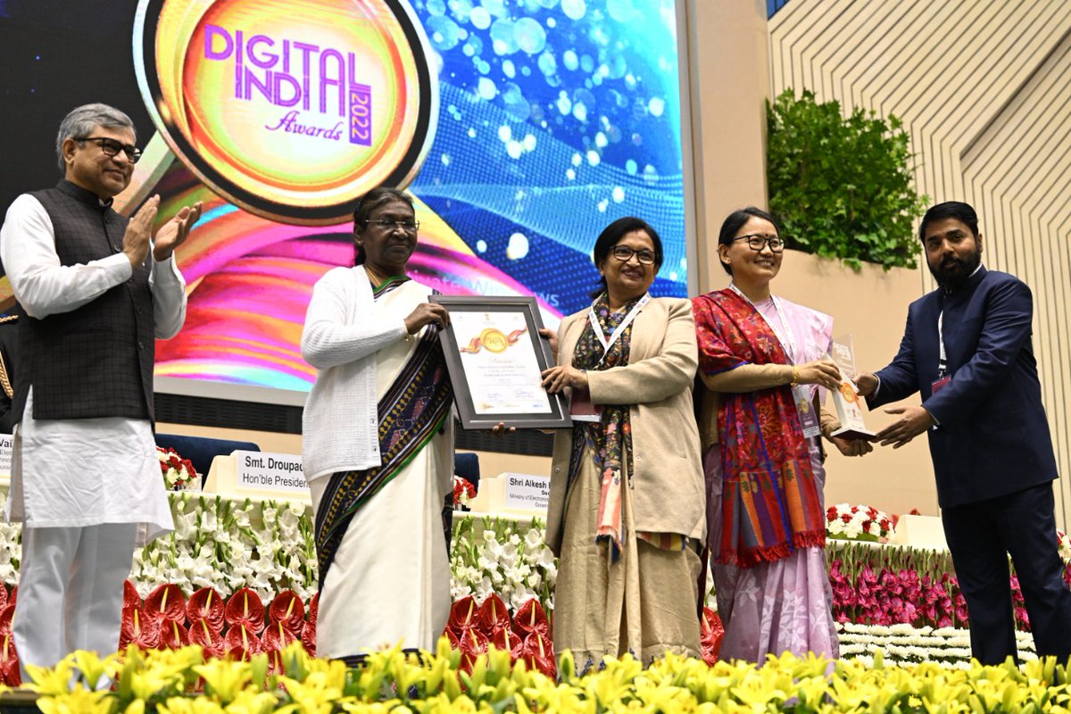 AitcShibpur's tweet photo. বাংলার মুকুটে নতুন পালক! 

@MamataOfficial-এর মস্তিষ্কপ্রসূত রাজ্য সরকারের 'দুয়ারে সরকার' কর্মসূচিকে কেন্দ্রের প্ল্যাটিনাম ডিজিটাল পুরস্কারে সম্মানিত করলেন @rashtrapatibhvn 

আজ আবারও প্রমাণিত হল, মিথ্যাচার- কুৎসা অপপ্রচার নয়, মানুষের ক্ষমতায়নে মমতাই ভারতশ্রেষ্ঠ।

জয় বাংলা ✊ https://t.co/Day3bsKYX8