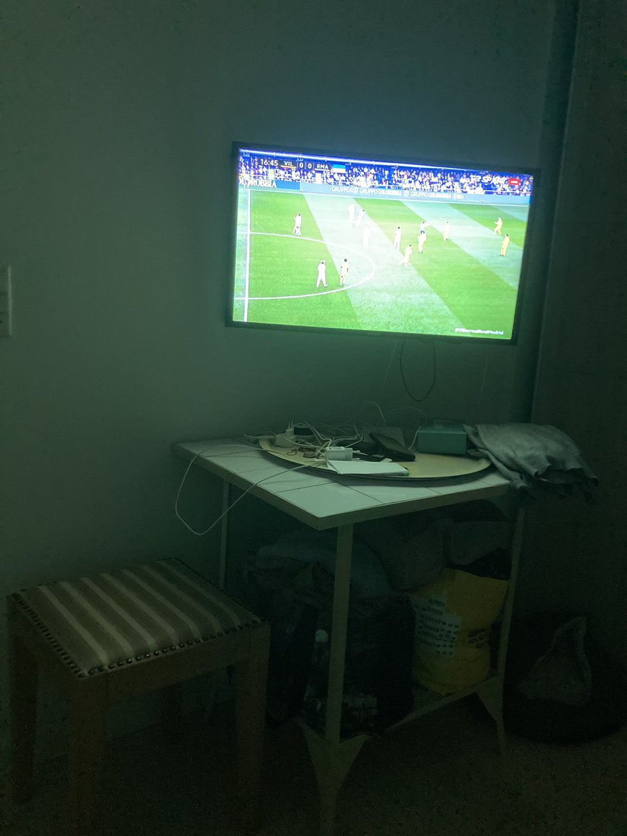 MikkelsenRath's tweet photo. Når man nu vælger at være syg igen hvor man har fri og resten af familien er taget på på tur,er det godt og vide hvem man kan regne med i sygdommens stund 🐶⚽️ #vilrea https://t.co/jzB0fL9Sa3