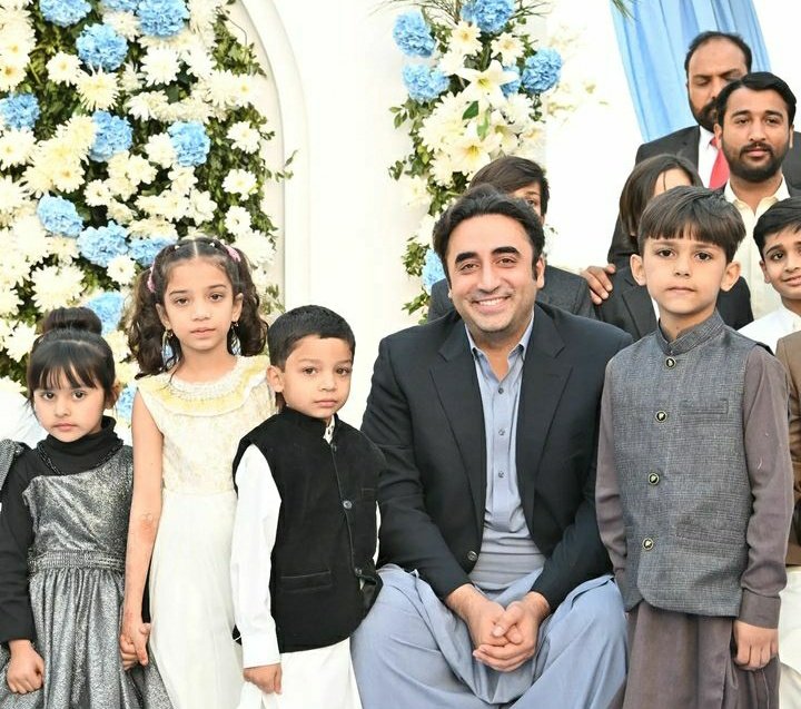 BhuttoMaryam's tweet photo. Chairman sb with lil childrens. Cutessst! @BBhuttoZardari 💘 https://t.co/fSsdWxIlzh
