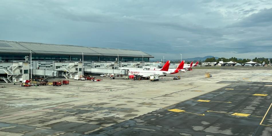 zonacero's tweet photo. Aterrador: hallaron dos cadáveres en tren de aterrizaje de avión de Avianca
https://t.co/qFkDpkh7Ln https://t.co/q0ZUS1OD7z