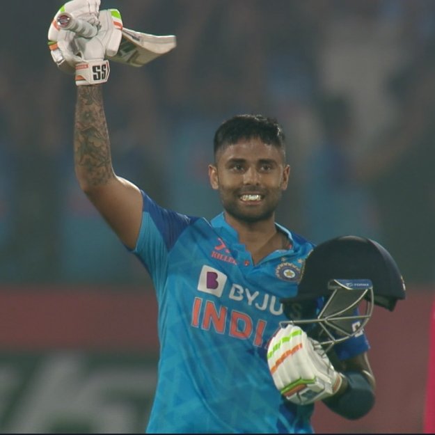bhav_na03's tweet photo. Surya makes centuries for fun. 
Absolute class player ❤️

साल बदला है तो क्या फ़र्क पड़ता है 
   अपना अंदाज़ थोड़ी बदलेगा..
#SuryakumarYadav #INDvSL https://t.co/oDZ271cNK2
