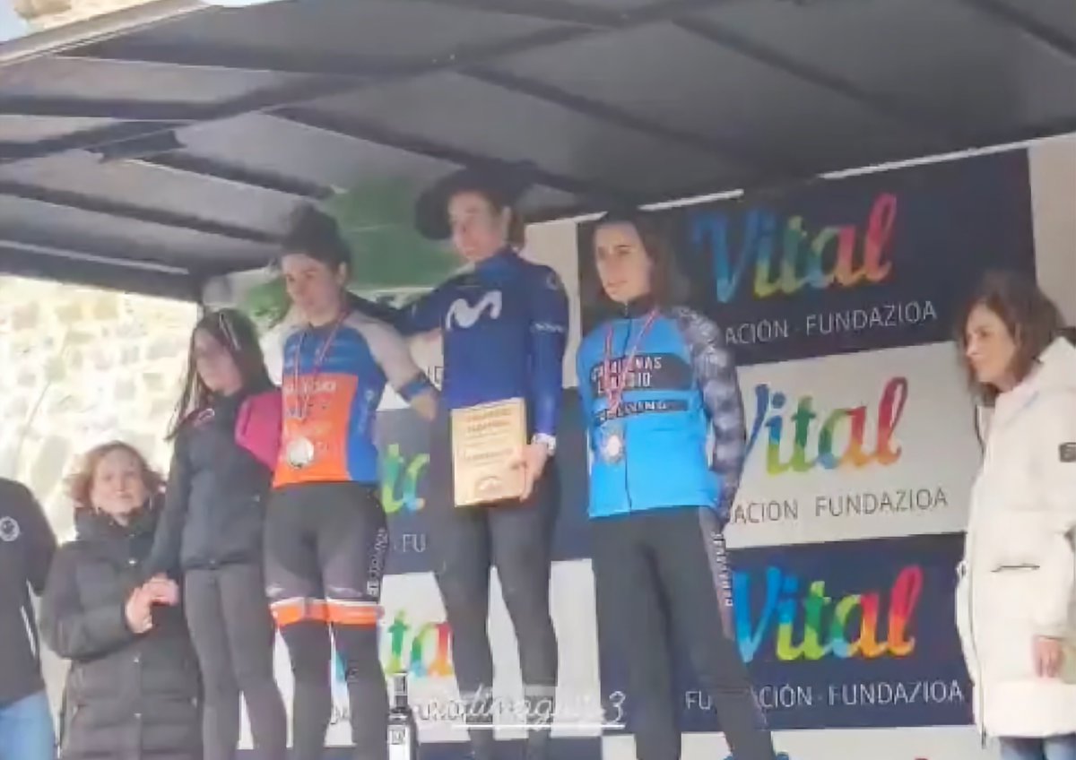 Movistar_Team's tweet photo. 🎩 Qué bonito siempre es ganar en Euskadi, por la 'txapela' 😊

🏆👏 ¡Enhorabuena, @Aliciaglez3, por estrenar el maillot #MovistarTeam2023 en las campas con un triunfo en el #CXAmurrio! 

📸 Gracias a una buena amiga de este equipo, @eidermerino, por las fotos 🤗

#RodamosJuntos https://t.co/NjfRsFv4Y0
