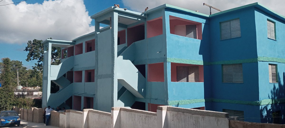 Alejandro843102's tweet photo. Edificio Guillermón Moncada en el barrio El Palenque, La Lisa. https://t.co/Eut3gYSXhp