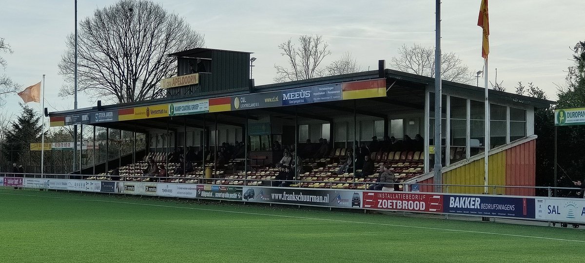 PuckJansen1954's tweet photo. Op het mooi gelegen sportpark Orderbos speelde @csv_apeldoorn zijn eerste wedstrijd van 2023 tegen @VVOGzat #csvvvo 0-4 Het broodje bal in de kantine is zeker een aanrader. https://t.co/KXwyIORmH6