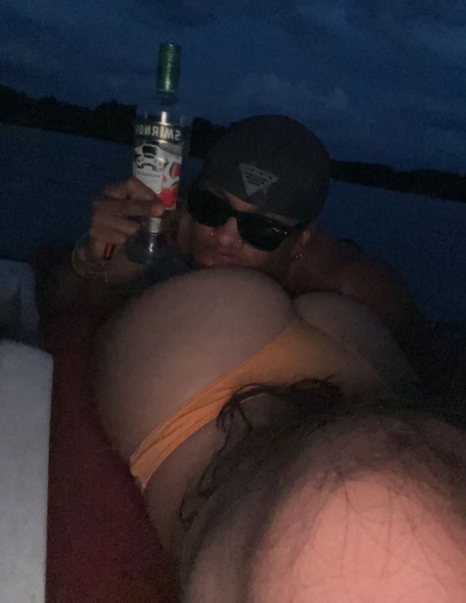 Raintastical's tweet image. Happy Saturday! let’s eat ass, touch grass and be TRASH at apex. Live on twitch rn, pull up!