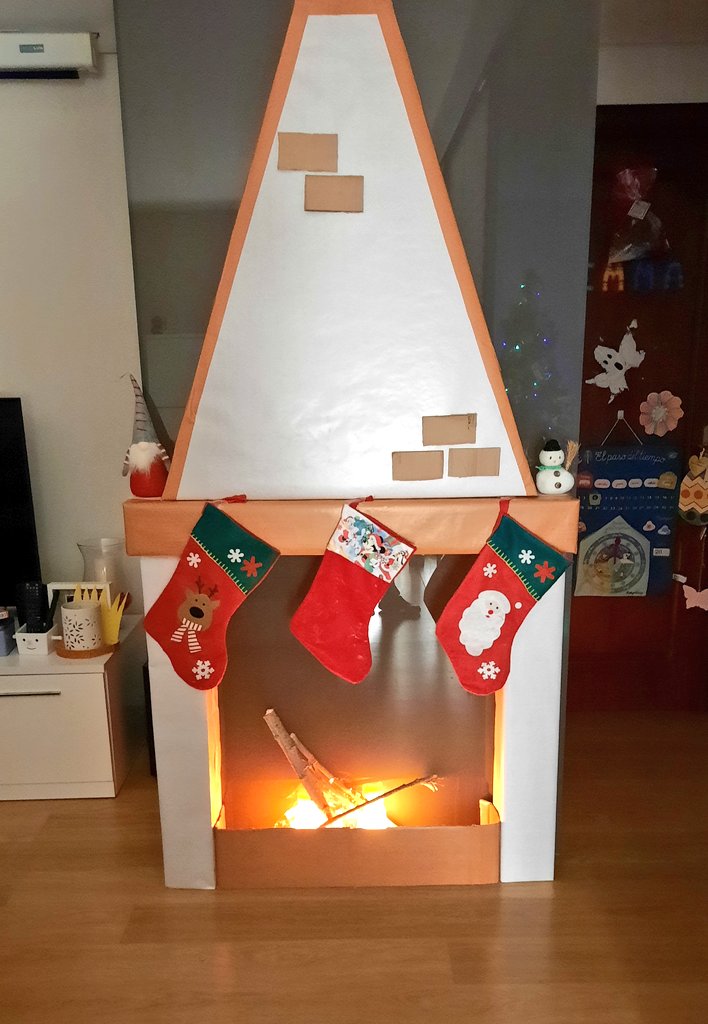 Este año nos hemos propuesto quitar la decoración navideña antes de que se acabe Enero. Pero la chimenea que hemos construido nos gusta tanto y nos da tan buen rollo...que creo que la dejaremos todo el invierno #AdiosNavidad #FelizSabado