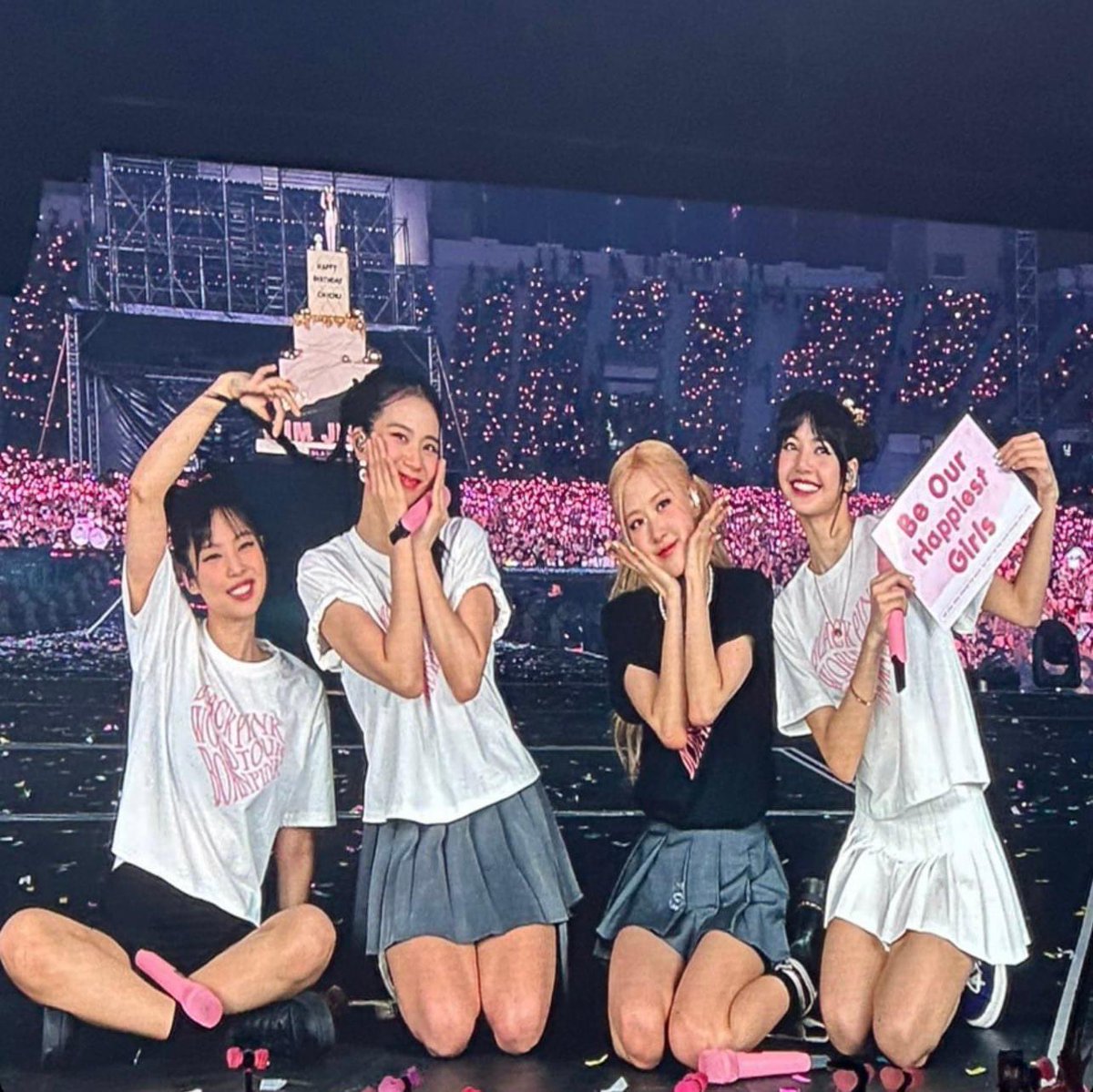 NokkyzT's tweet photo. จบคอนวันแรกแล้วว เลิฟ สาวๆ ทีมหน้าจอ #BORNPINKinBANGKOK #BORNPINKinBKK  #LisaThrillsBangkok #LISAwithTRUEID https://t.co/98MDICzglU