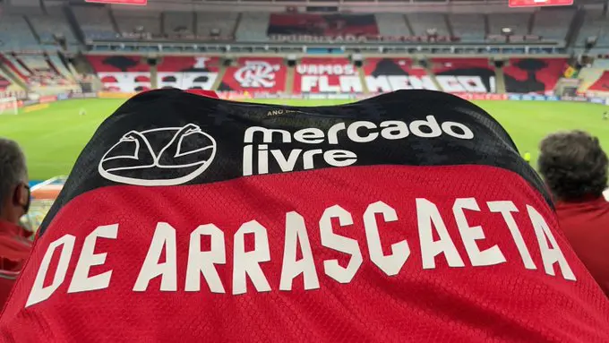 venecasagrande's tweet photo. O novo contrato do Mercado Livre com o Flamengo, válido por dois anos, foi enviado ao Conselho Deliberativo e, caso seja aprovado, vai render ao clube R$ 43,2 milhões. O acordo prevê R$ 21,6 milhões por ano. A empresa exibe a marca na camisa, acima do número. https://t.co/PJVLZ5QBxP