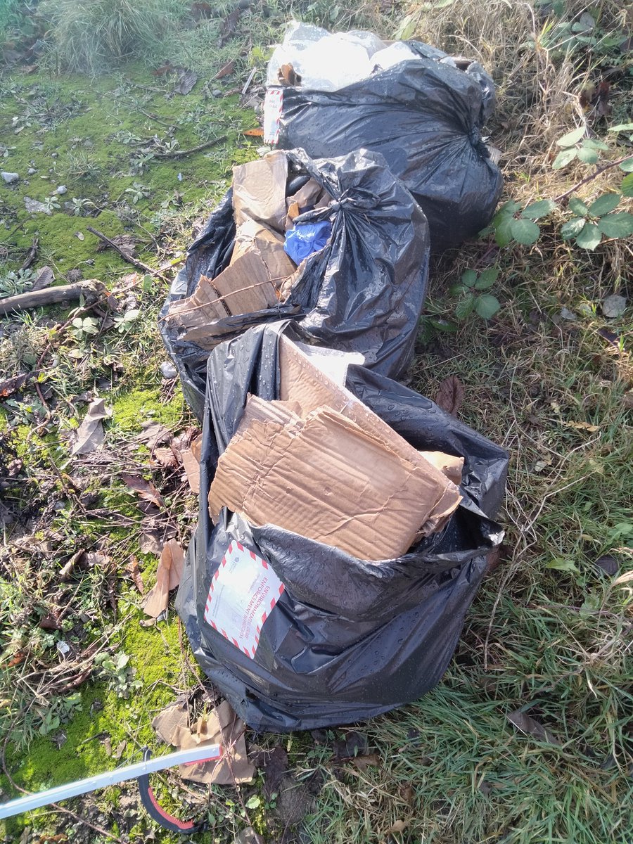 First litter pick this year around the riverside and lots of litter collected also wood panels, a tyre, clothing, electricals and some fly-tip. (Reported) @WarriorsWaste @MCCWythenshawe @riversidepark22 @KeepBritainTidy #lovewhereyoulive