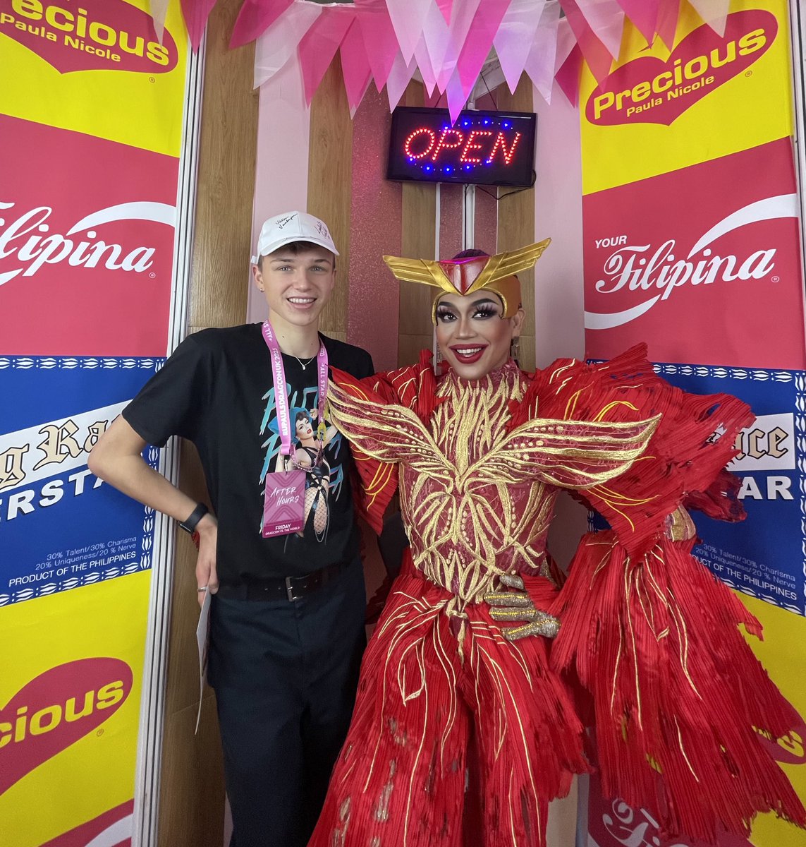 sedderaside's tweet photo. Y'ALL I MET THE QUEEN HERSELF!!! @PreciousPaulaN 💕 https://t.co/daA5LwSVn7