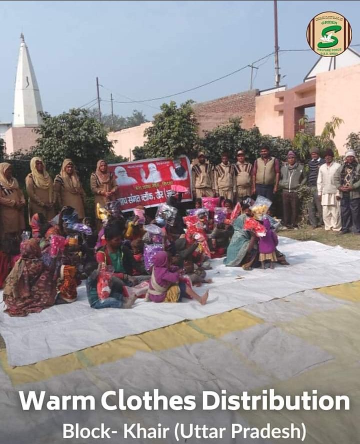 Inspired by the teachings of Saint Dr Gurmeet Ram Rahim Singh Ji Insan, the volunteers of #DeraSachaSauda  distributing warm clothes and food among needy thus bringing smile on the faces of many
#WinterAid
#RationDistribution 
#WarmClothesDistribution
#ClothBank
#ClothDistributin