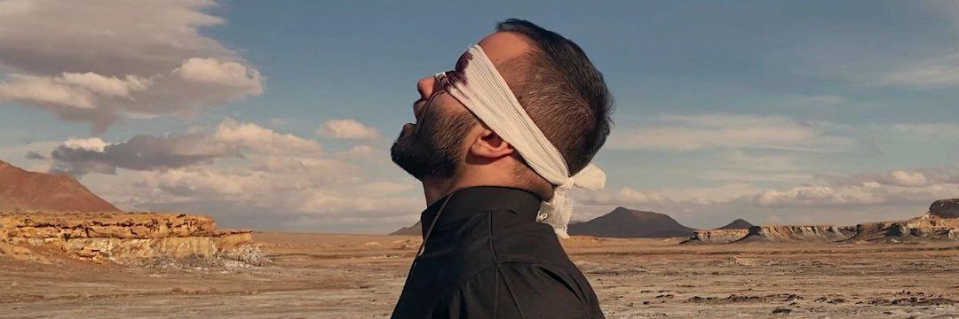 OfficialToomaj's tweet photo. ۷۰روز است که یک هنرمند بخاطر همراهی با مردم و صدای آنها شدن توسط هنرش در انفرادیست.
۷۰ روز است که رنگ آسمان را ندیده، نور خورشید را ندیده. هنرمندی که عاشق طبیعت، ورزش و بین مردم بودن است، ۷۰روز است که فقط دیوارهای سرد و بی‌روح سلول انفرادی را دیده است.۱/۲
#توماج_صالحی
#FreeToomaj https://t.co/gLTFm4MqpF