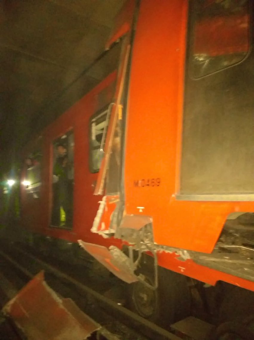 wadelacruz's tweet photo. CHOCARON 2 METROS LÍNEA 3

Así de inepta @Claudiashein 

1- se cayo estación línea 12
2- más de 300 incendios en Metro
3- choque del Metros en línea Aragón 
4- incendió centro de control
5- hoy Choque de Metro linea 3

Pero gastando en campaña; en lugar de ene mantenimiento https://t.co/b8ilbSxYPo