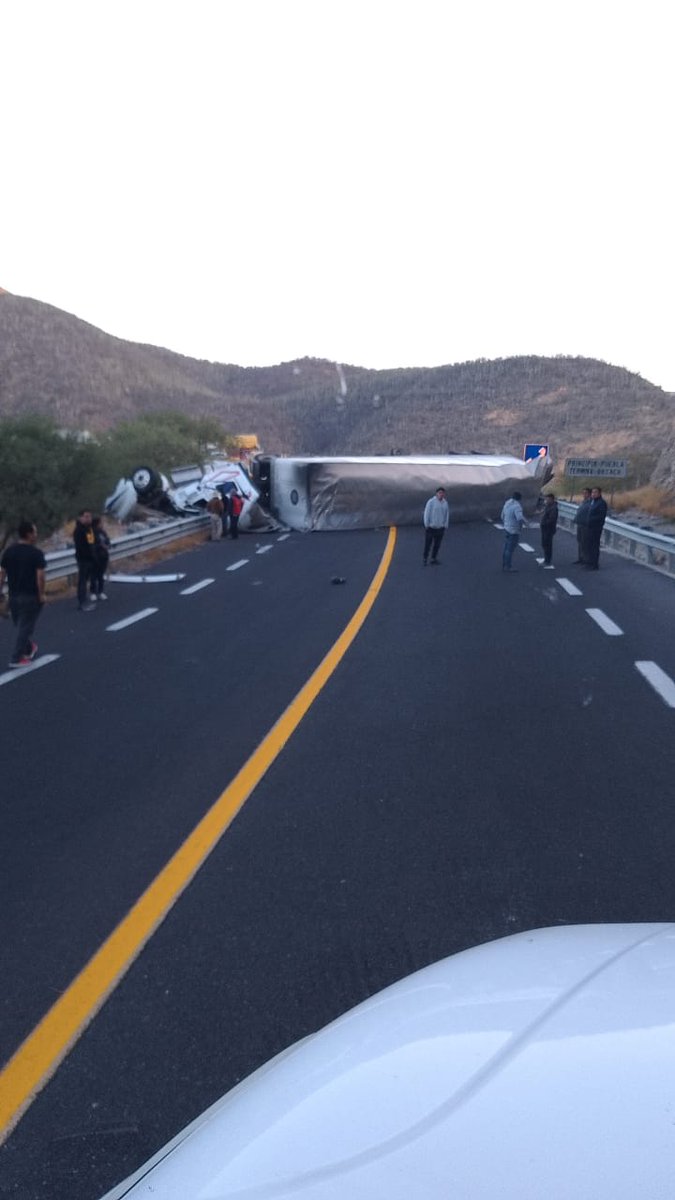 Imagen_Oax's tweet photo. Por volcadura de trayler, se encuentra cerrado el Puente Calapa km 84 Autopista 135 D #Oaxaca - Cuacnopalan. La afectación llevará hasta aproximadamente a las 14:00 horas, tome sus precauciones si viaja a #Puebla o #CDMX. @Betillocruz @MairaRicardez https://t.co/qIXi3TbZxb