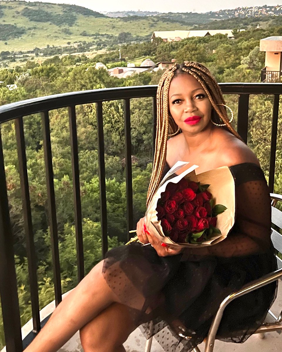 Meshazz101's tweet photo. My husband got me roses 🌹 https://t.co/VgjIMuPnLv