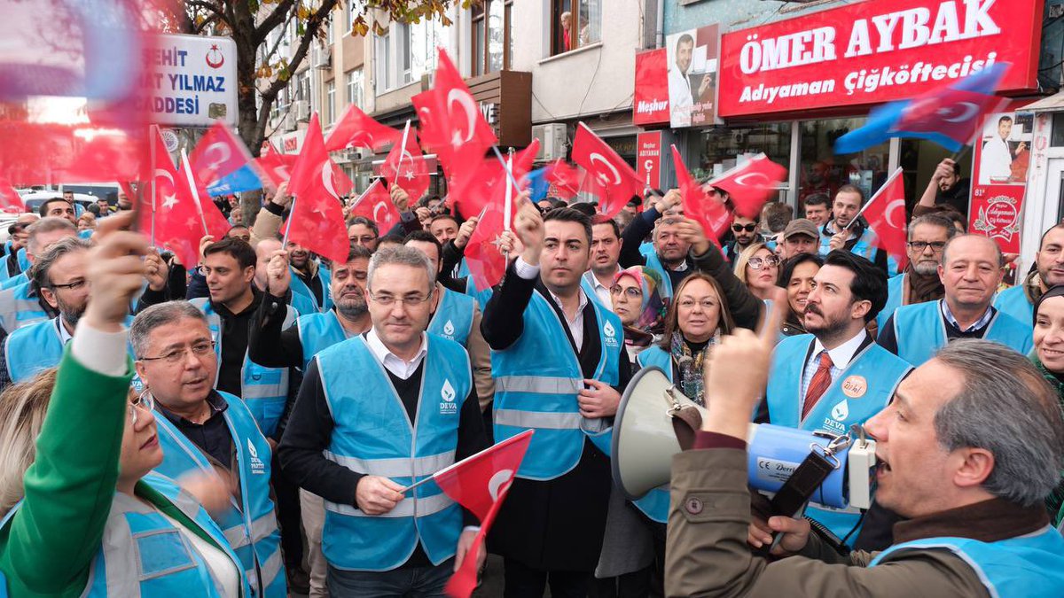 DEVA Partisi İstanbul Teşkilatı olarak, bugün Sarıyer’de #maviyelekliler etkinliğinde bir araya geldik. DEVA damlaları sel olmaya başladı. @erginsadullah @drerhanerol @avmdemiral @AvBilalCelik