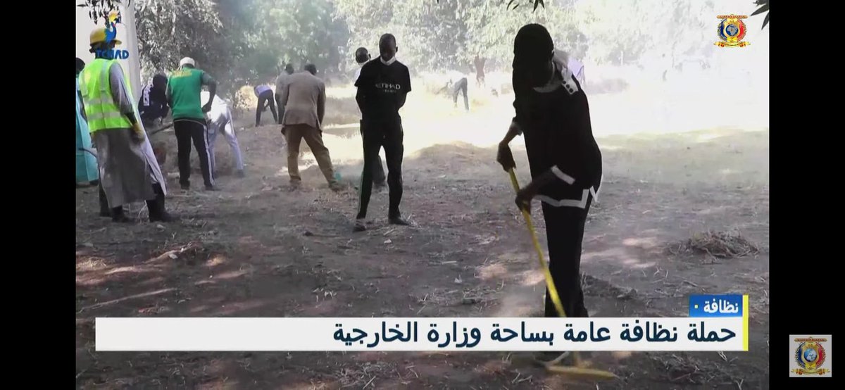 AbakarY04228173's tweet photo. La télé tchad est la seule télé au monde où pendant le journal de 20h, on peut vous passer en actualité principale des gens entrain de balayer la rue(ce qui arrive 2 à 3 fois par année) et vous proposer ça comme un signe de progrès 😅.
#Tchad https://t.co/kW9gwyRqKR