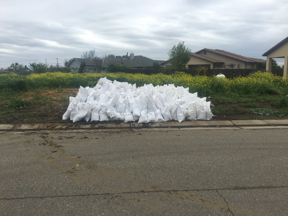 MercedCounty's tweet photo. Storm Preparation: Over the next two days, residents may see significant sandbagging operations throughout different parts of Merced County. These operations are being performed strictly as a precautionary measure as the next rain event approaches. 

#MercedCountyOES https://t.co/OHIlKTuTDR
