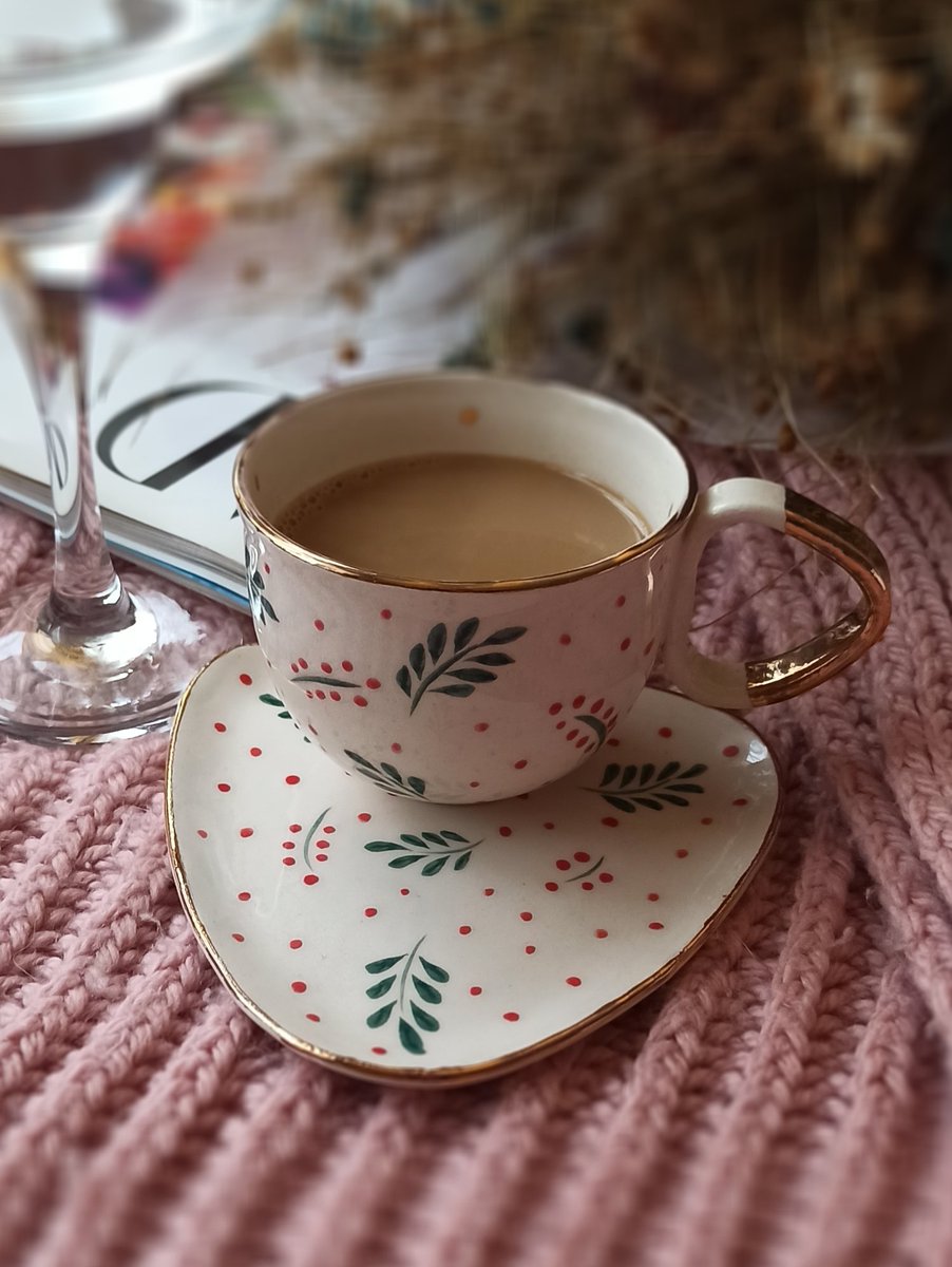 "Gözlerinin kahvesinden koy ömrüme.Kırk yılın hatırına sen kalayım."
#kahve #fincan #handmade #tasarım #seramik 
linktr.ee/tuluseramik