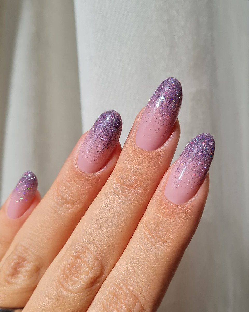 Inspiration nail art avec les vernis à ongles semi-permanents #GelPolish de #MesaudaNailPro 💅 
Découvrir les nuances > bit.ly/3X8nVOP 

#nail #ongles #naillacquer #vernis #vernisaongles #nailart #purple #pink #sparkling