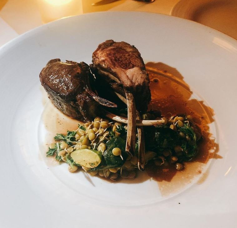 Celebrate your weekend at The Signature Room®! How about a glass of Merlot and perfectly prepared roasted lamb chops with lemon pepper? Reserve your table now.

signatureroom.com/room/reservati…

📷:@foodiecocoonduty

#SignatureLounge #SignatureRoom #CelebrationEnvy  #CityViews