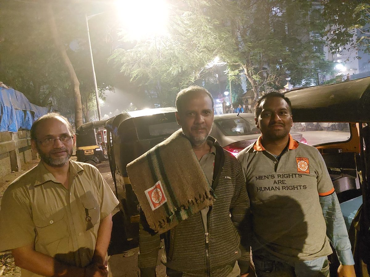 #HelpingHomeless

Sunil Mishra a Auto Driver and hardworking Vaastavite donating Blankets to help the Homeless.