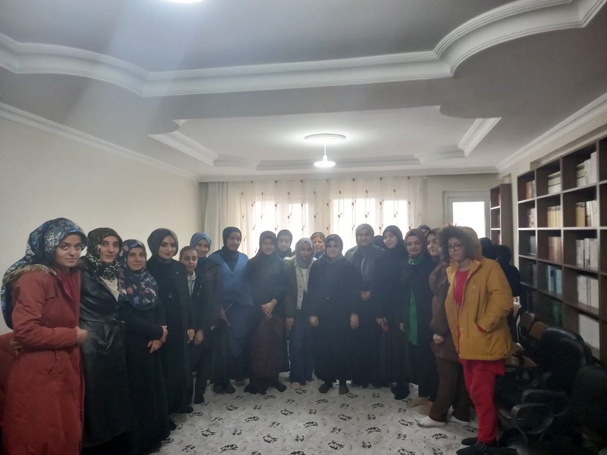 Ak Parti Batman Kadın kolları Başkanı Seval AKSOY ve yürütme kurulu üyeleri vakfımızı ziyaret ederek vakfımızda Halk Eğitim destekli kurslarımıza katılan öğrencilerimizle hasbihal etti. 
<a href="/svlaksy72/">Seval Aksoy🇹🇷🇵🇸</a>