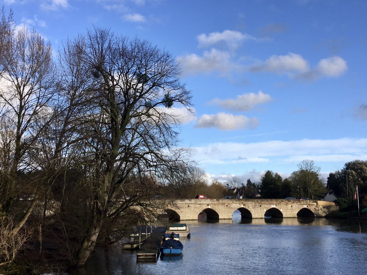 FloralRainbowAW's tweet photo. A lovely few hours in #StratfordUponAvon with the family, weather went from torrential rain to sunshine &amp; blue sky 💦☀️🌈 #PuddlePic https://t.co/sY3QT60yHV