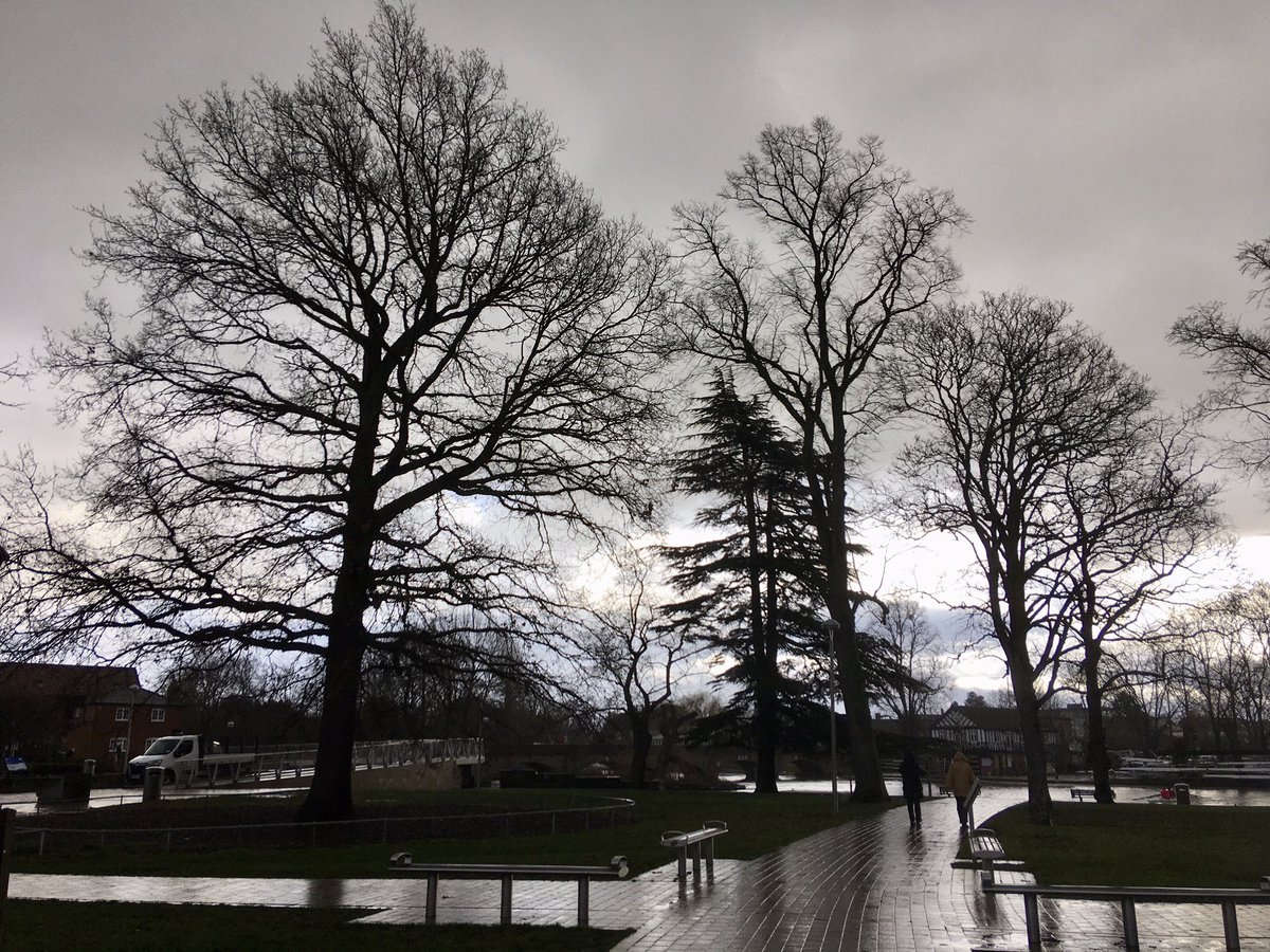 FloralRainbowAW's tweet photo. A lovely few hours in #StratfordUponAvon with the family, weather went from torrential rain to sunshine &amp; blue sky 💦☀️🌈 #PuddlePic https://t.co/sY3QT60yHV