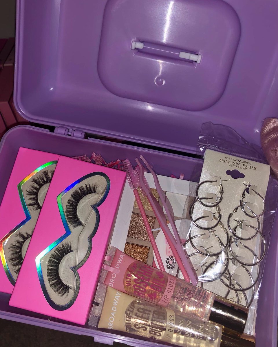 tjluxelashes's tweet photo. Head to the website and purchase you the lovely “Luxe Bundle”. This bundle includes two pairs of lashes, eyeshadow palette 🎨, two lipglosses ,&amp; lash applicator/brush ✨

https://t.co/CxOROJu4Rv https://t.co/PLPHfuoGeH