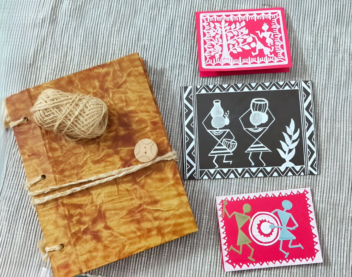 Khushbo04518679's tweet photo. Warli art is not really colorful, but it depict the scenes from social life of the tribe, rather than religious or mythological characters. It depict different activities such as hunting, harvesting, drawing water, fishing, dancing, etc. #warli#creativity #followtolearn https://t.co/uGaN0fgKA4