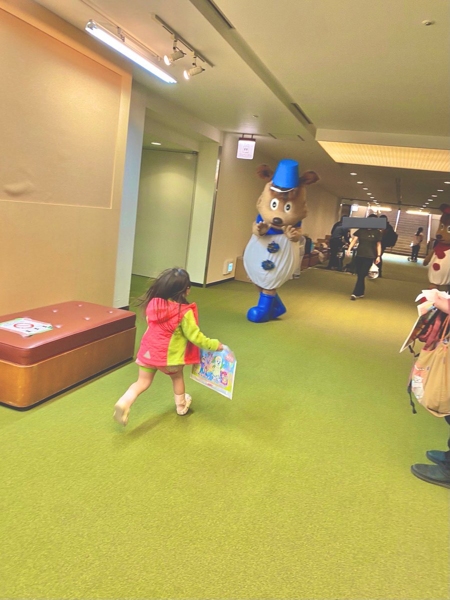 chohanach's tweet photo. 2023年1月7日(土)
#ワンワンわんだーらんど 
念願の🥺行ってきましたー！
ジャンジャン見つけて駆け寄る娘🏃‍♀️
衣装に合わせたゆきちゃん風ジャケットを着て、ゆきちゃん衣装に身を包み、ずっとずーっと大好きなゆきちゃんに会いに行きました☃️💗
ちなみにお友達のワンワン着ぐるみは娘のお下がり🤣笑 https://t.co/JNAe7rar24