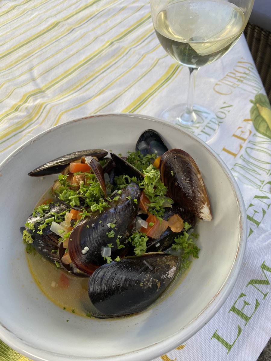 Vars mossels van Kammabaai se rotse by spring-laaggety, met Chenin Blanc van De Krans en ‘n kraakvars baguette…. Hemels!