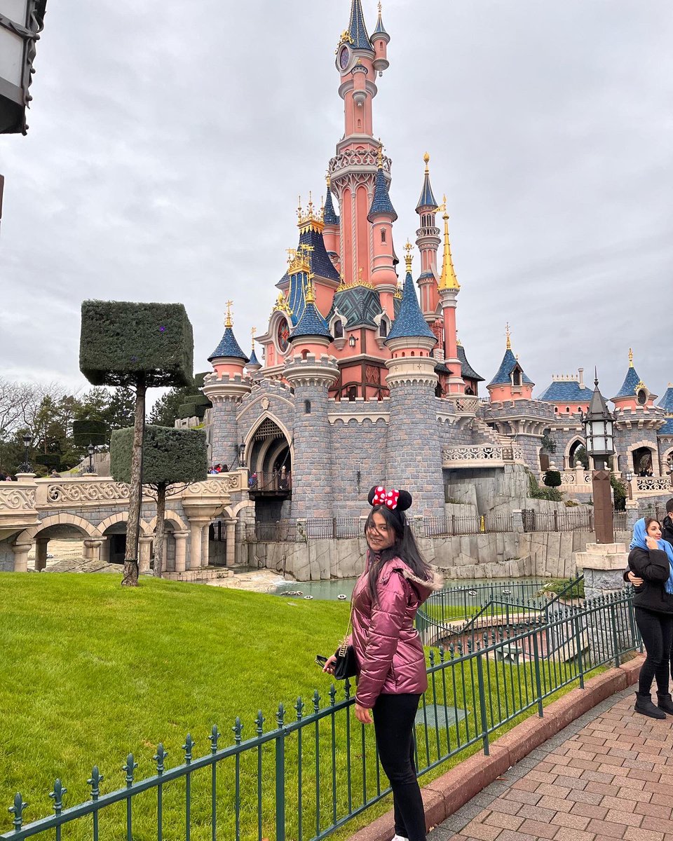 Some girls where just born with Disney in their veins! #disneyland #DisneylandParis #Paris #france