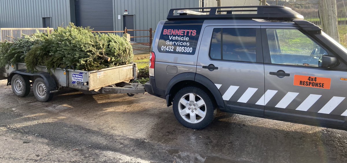HfdsSpecialsSCI's tweet photo. A great day supporting @Hfd4x4response with Christmas Tree Collections for @StMichaelsHosp. Also thanks to @chaz22011986 for the use of their vehicles &amp; trailer. Also thanks to Alfresco Grill, Hereford for the breakfast. #volunteering https://t.co/lhej7OjIP1