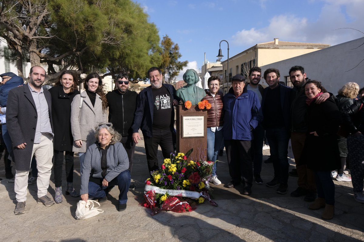 Alejandroloso's tweet photo. Hoy, en la ofrenda floral a las 'Rojas del Molinar', en el busto de Aurora Picornell, hemos reivindicado la memoria de todas ellas frente a aquellos que siguen queriendo enterrar sus ideas. 

Memoria histórica para la consolidación de los valores democráticos. https://t.co/q2T2kB6Ijt
