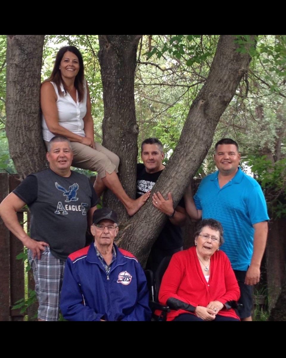dionleej's tweet photo. It’s been 5yrs since you left us and we sure miss you mom! I miss your daily calls even if they only lasted a minute! Lol mainly asking about how your grandchildren were doing. She was so proud of all her grandchildren and I know she still would be! #hugyourpeople❤️ #family https://t.co/tlkphgu4pV