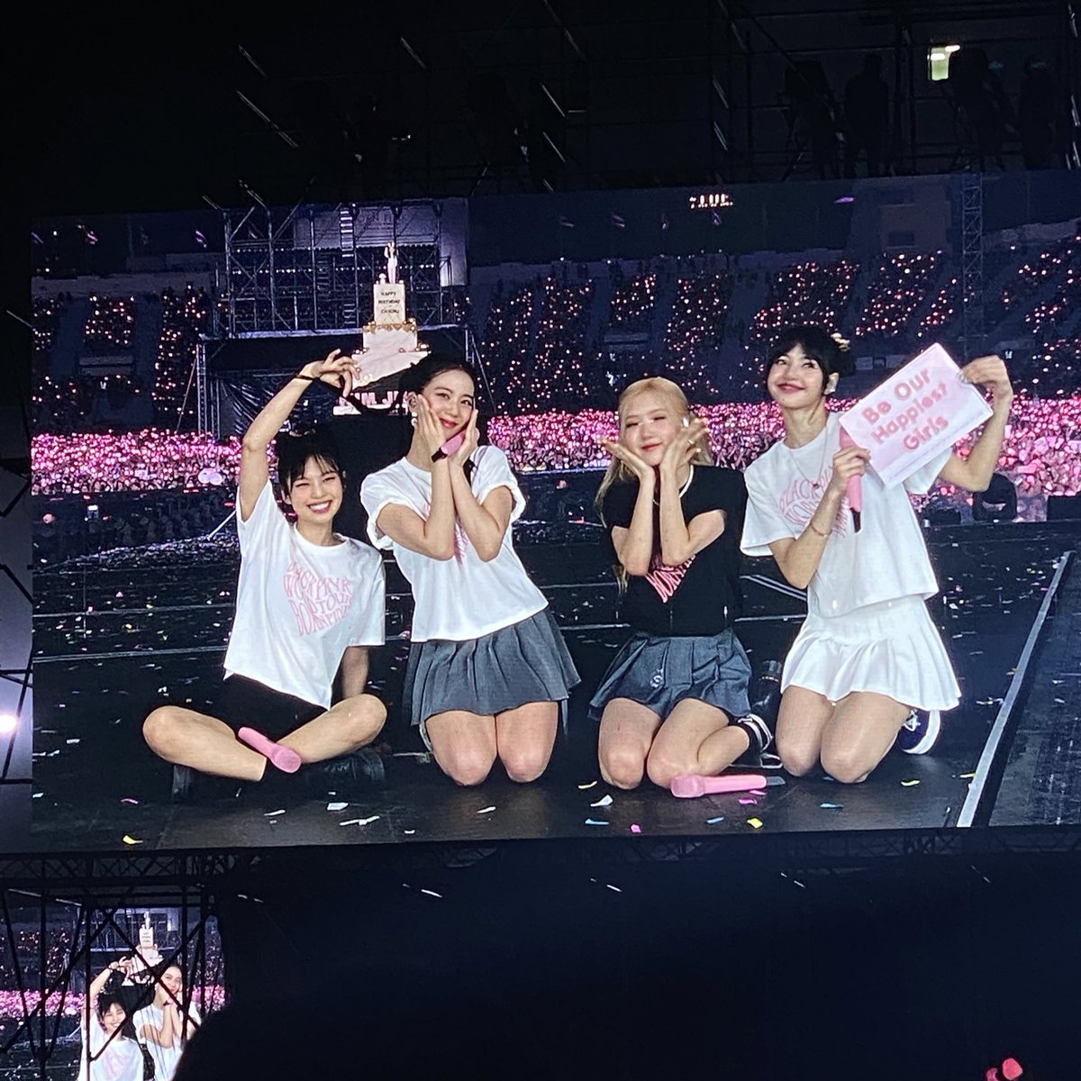 unyaho0's tweet photo. ยัยเกี๊ยวววแกรรรจะกินผมพี่เขาไม่ได้นะ  #BORNPINKinBANGKOK https://t.co/KqKqTFdXva