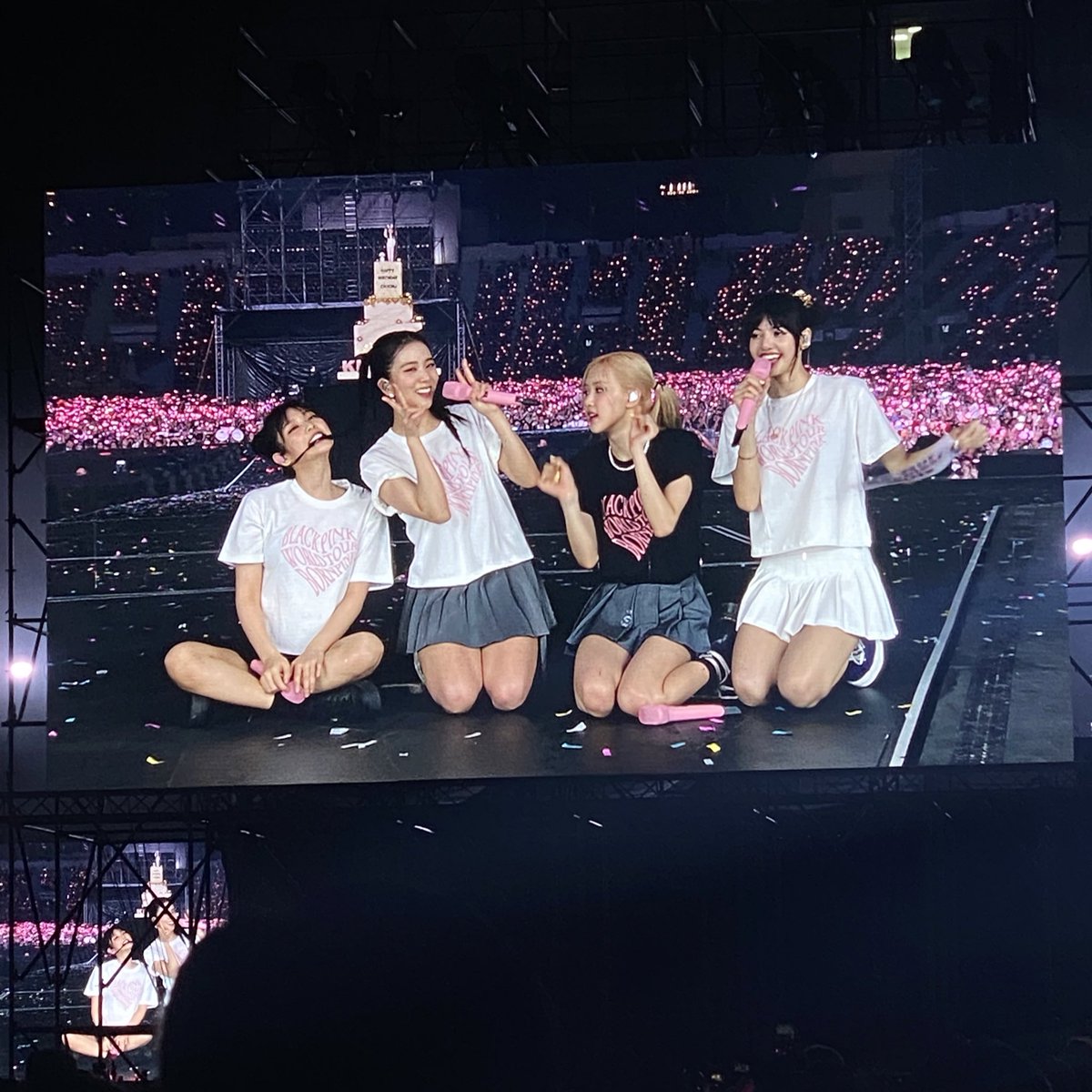 unyaho0's tweet photo. ยัยเกี๊ยวววแกรรรจะกินผมพี่เขาไม่ได้นะ  #BORNPINKinBANGKOK https://t.co/KqKqTFdXva