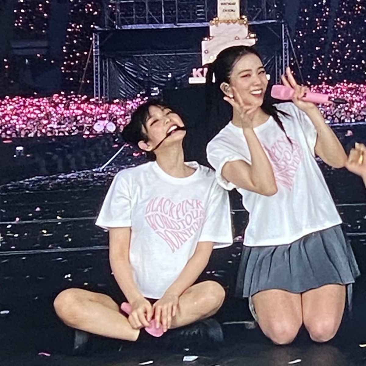 unyaho0's tweet photo. ยัยเกี๊ยวววแกรรรจะกินผมพี่เขาไม่ได้นะ  #BORNPINKinBANGKOK https://t.co/KqKqTFdXva